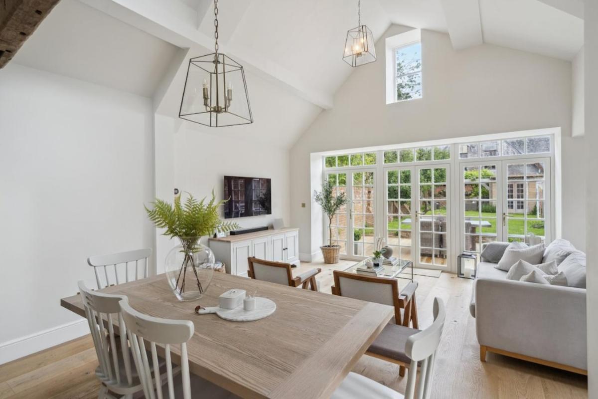 Historic terrace house in Old Amersham - Housity