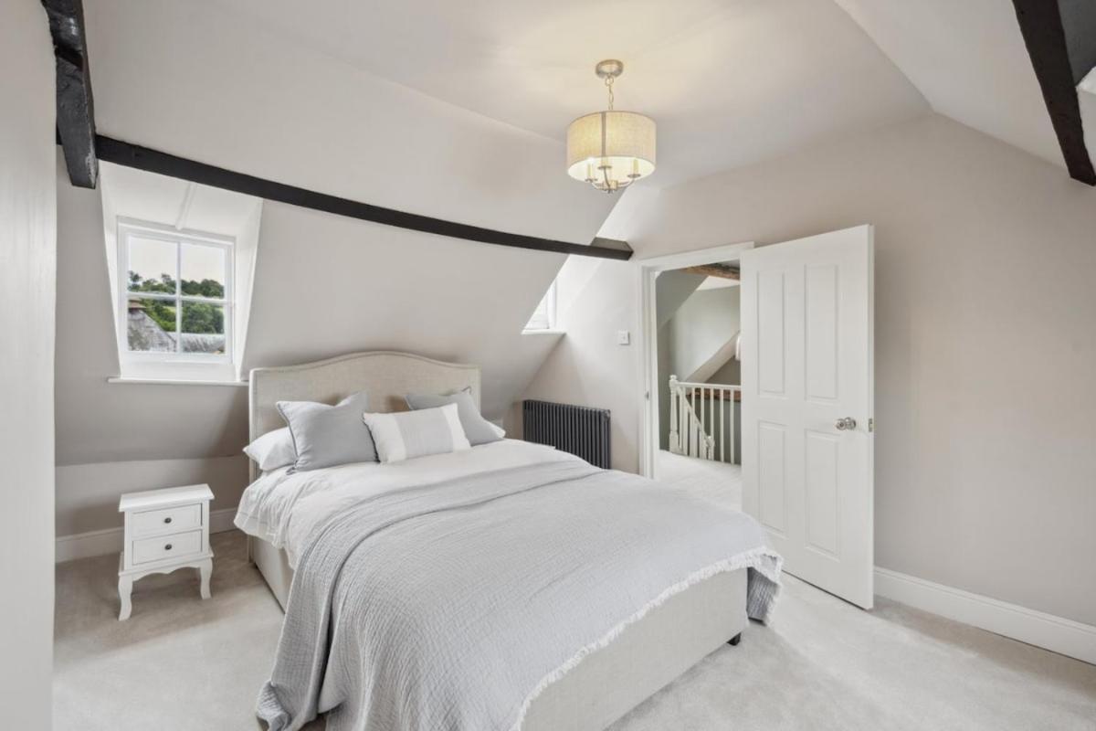 Historic terrace house in Old Amersham - Housity
