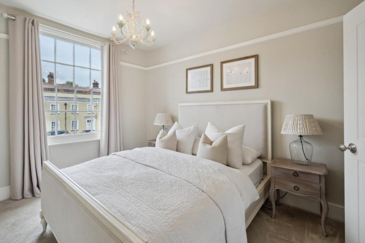 Historic terrace house in Old Amersham - Housity