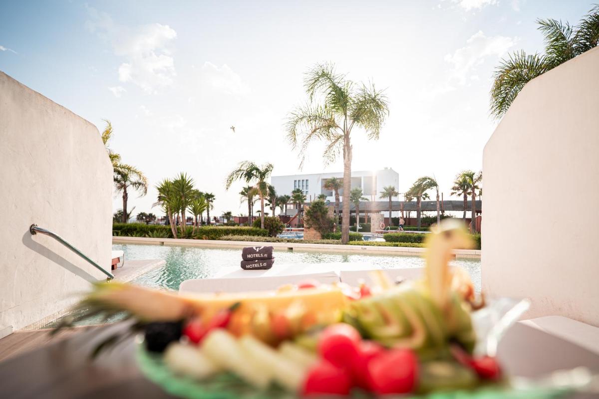 Fruta fresca en la piscina del hotel Zahara Beach & Spa by QHotels - Adults Recommended en Zahara de los Atunes