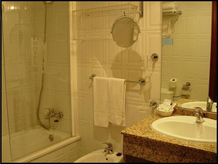 Hotel Iberia Plaza América - Housity