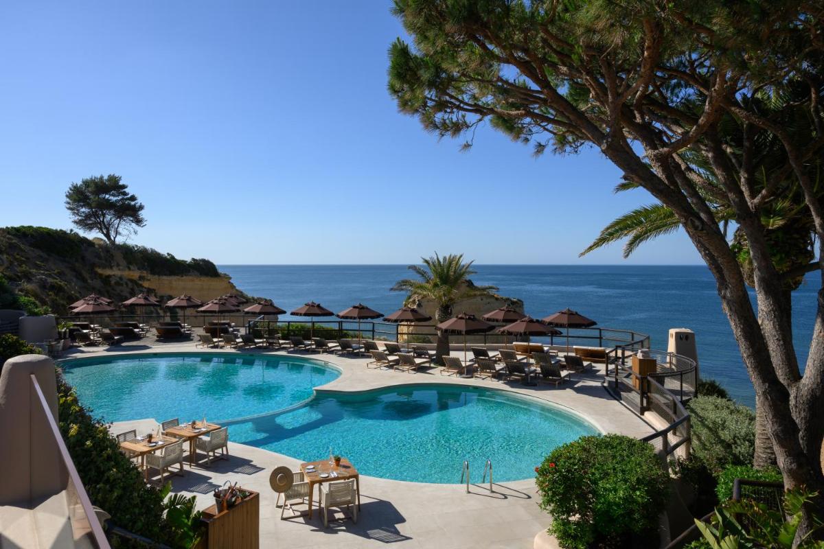 uma piscina com vista para o oceano em Vilalara Grand Hotel Algarve em Armação de Pêra