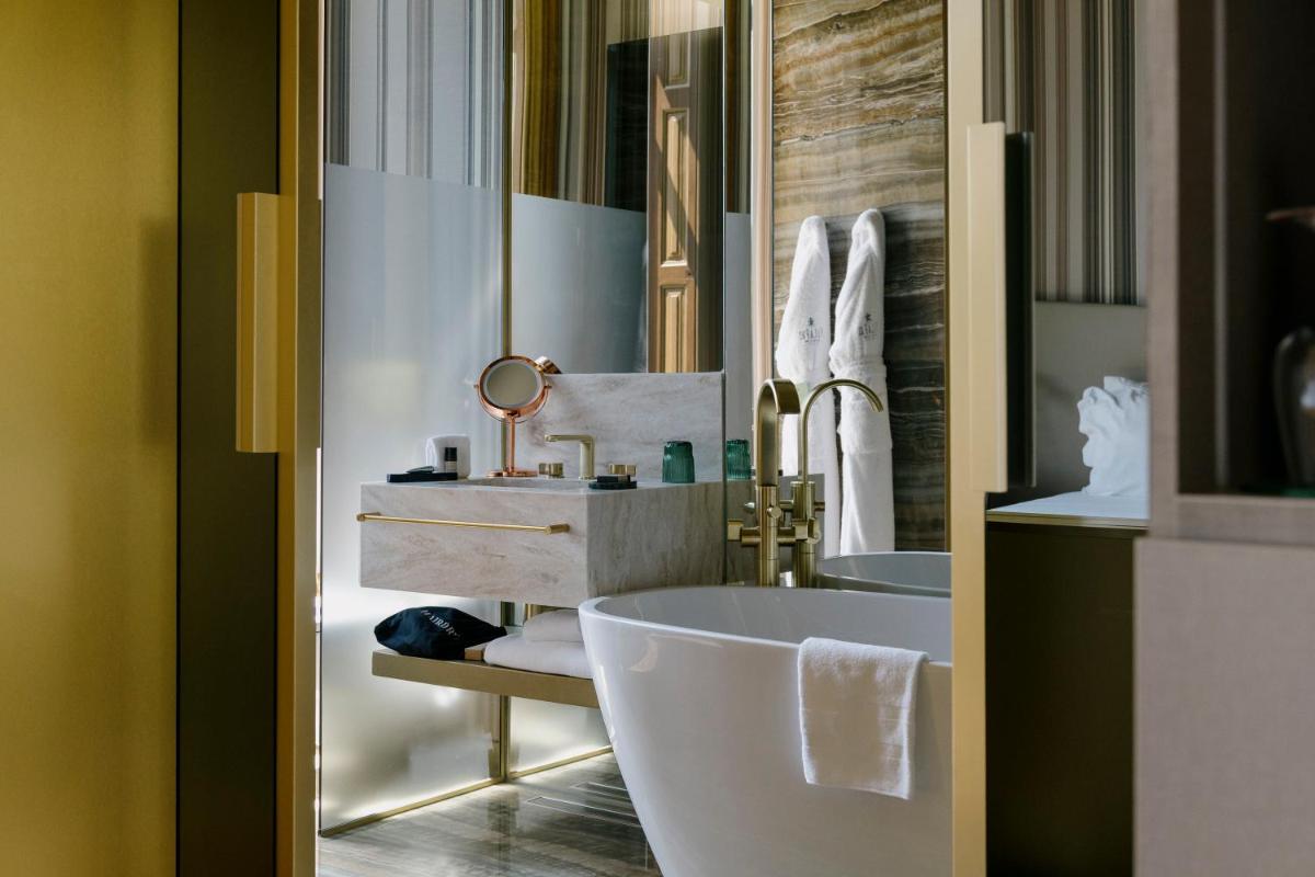 Uma casa de banho em Vila Foz Hotel & SPA - member of Design Hotels