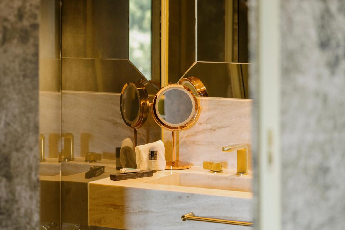 Uma casa de banho em Vila Foz Hotel & SPA - member of Design Hotels
