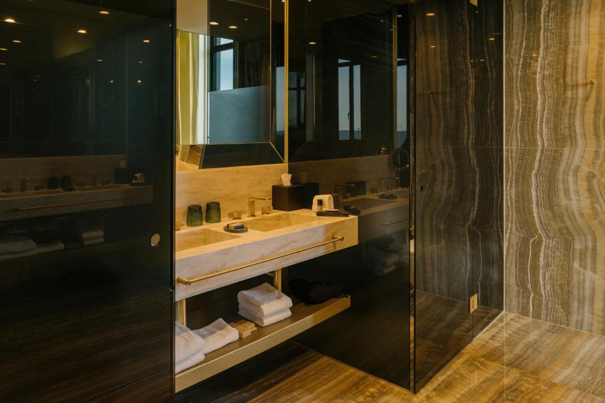 Uma casa de banho em Vila Foz Hotel & SPA - member of Design Hotels