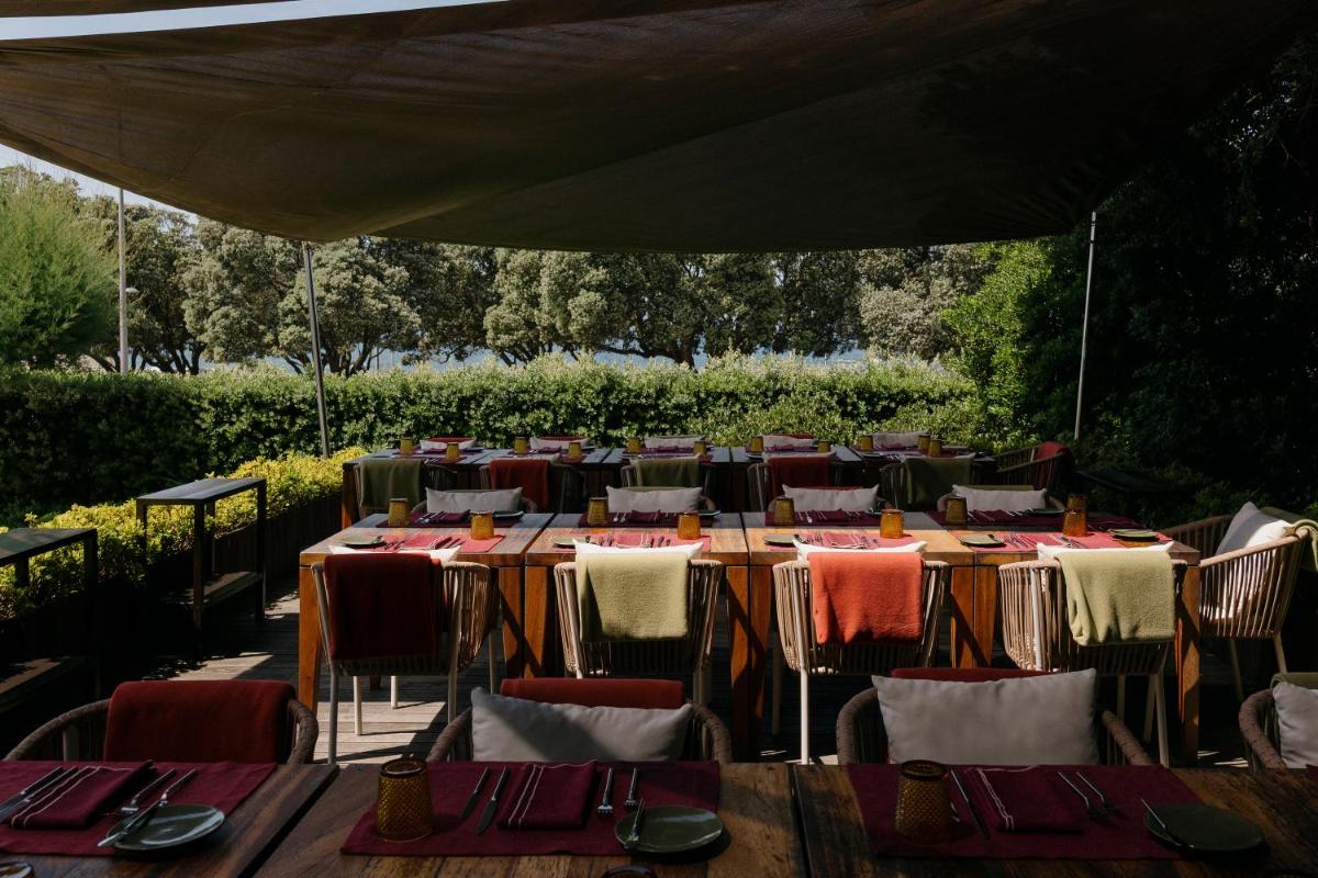 Um jardim no exterior de Vila Foz Hotel & SPA - member of Design Hotels