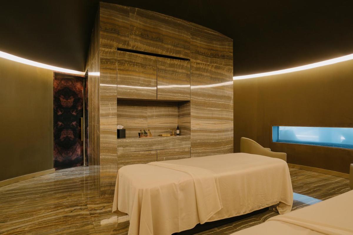 Uma cama ou camas num quarto em Vila Foz Hotel & SPA - member of Design Hotels