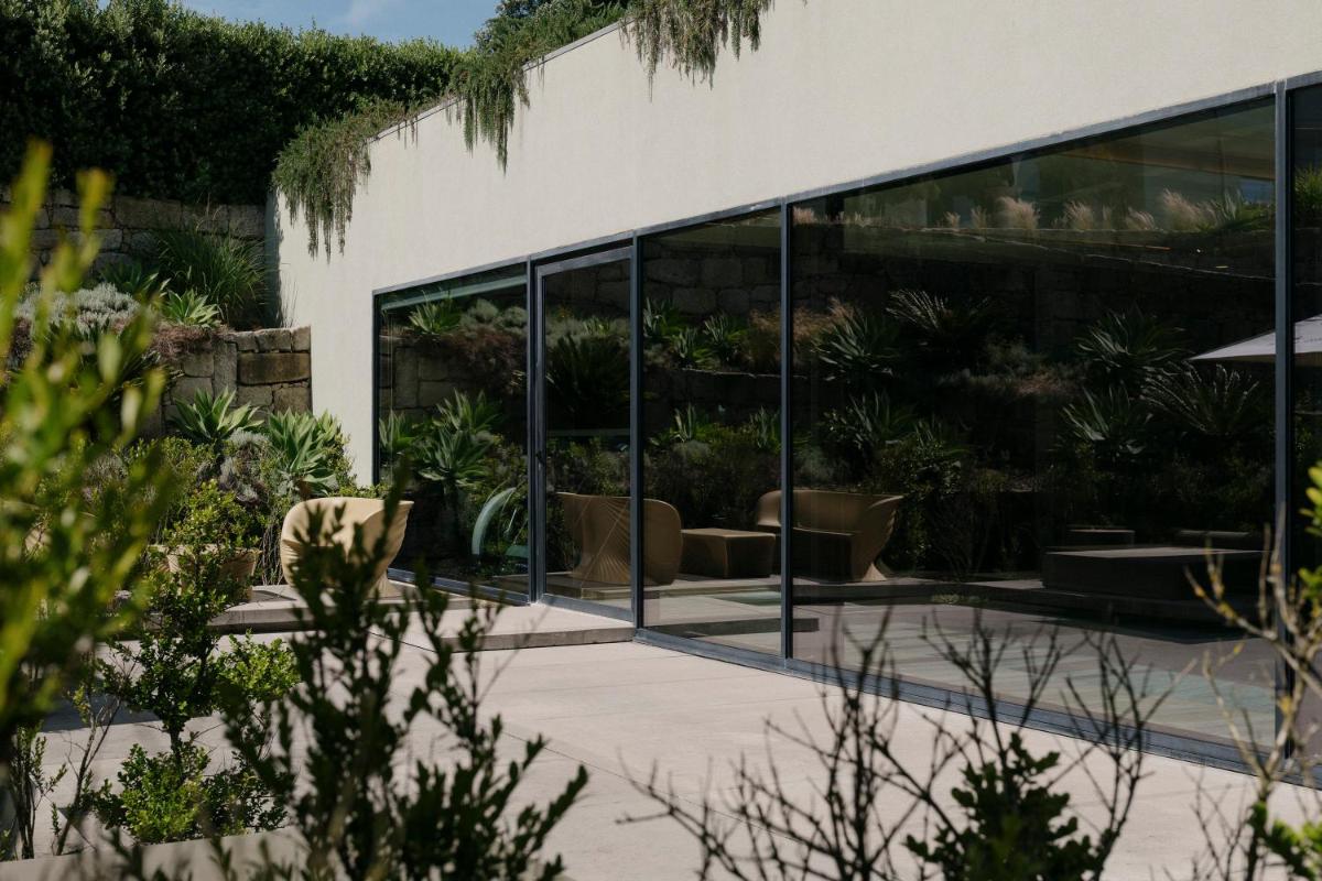 Um jardim no exterior de Vila Foz Hotel & SPA - member of Design Hotels