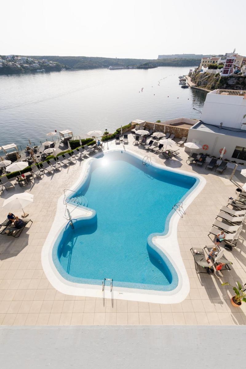 una vista aérea de una gran piscina junto al agua en ARTIEM Carlos - Adults Only, en Es Castell