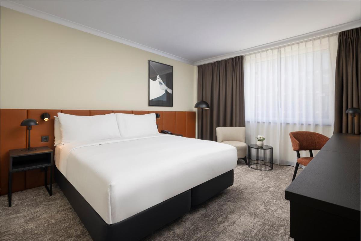 Ein Bett oder Betten in einem Zimmer der Unterkunft Hilton Düsseldorf