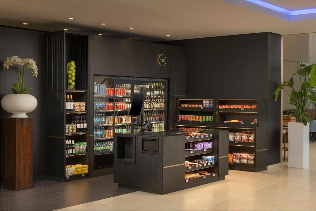 Ein Supermarkt oder andere Läden im Hotel oder in der Nähe