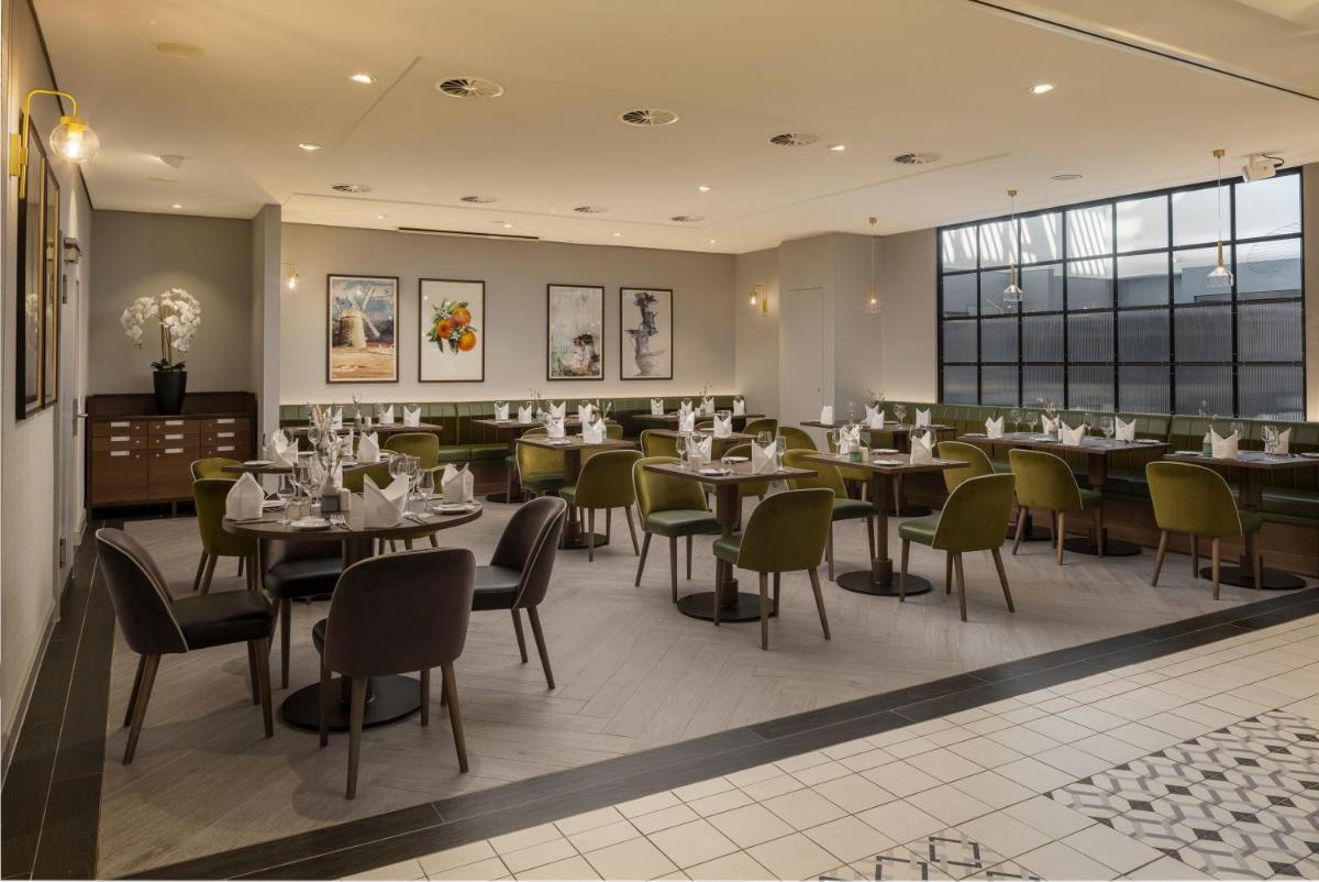 Ein Restaurant oder anderes Speiselokal in der Unterkunft Hilton Düsseldorf