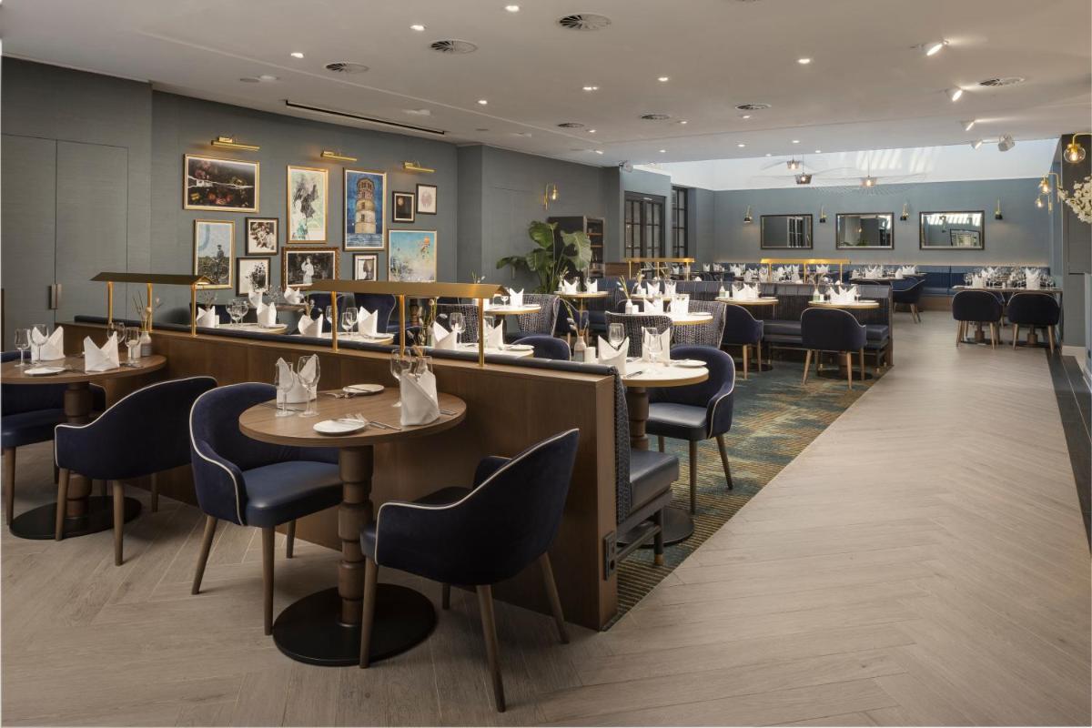 Ein Restaurant oder anderes Speiselokal in der Unterkunft Hilton Düsseldorf