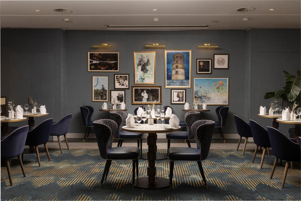 Ein Restaurant oder anderes Speiselokal in der Unterkunft Hilton Düsseldorf
