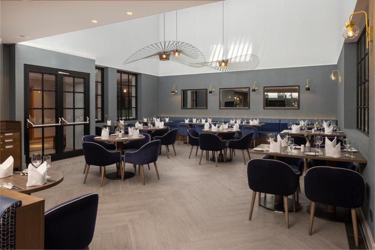 Ein Restaurant oder anderes Speiselokal in der Unterkunft Hilton Düsseldorf
