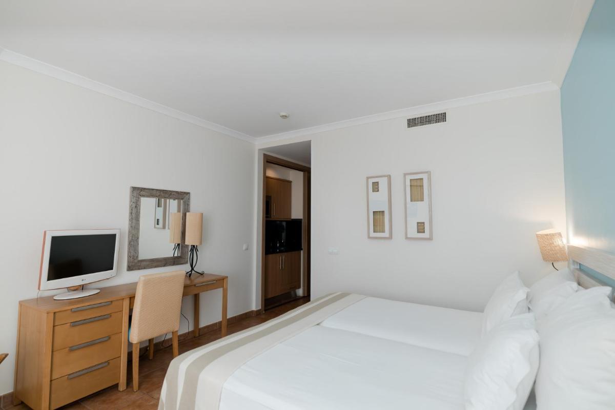Uma televisão e/ou sistema de entretenimento em Pestana Viking Beach & SPA Resort