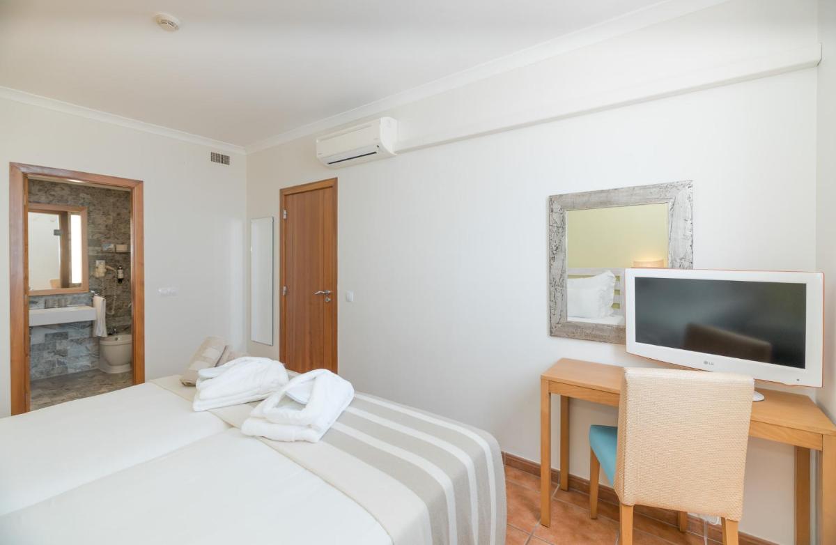 Uma televisão e/ou sistema de entretenimento em Pestana Viking Beach & SPA Resort