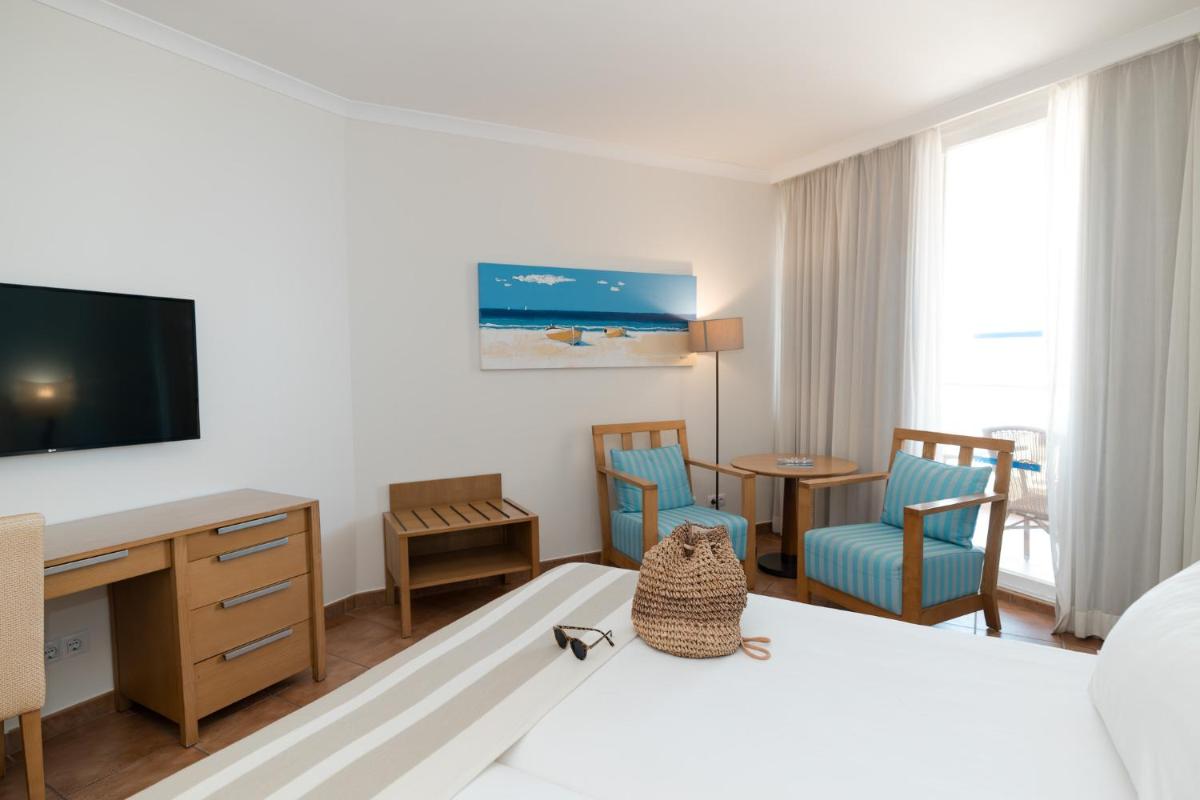 Uma televisão e/ou sistema de entretenimento em Pestana Viking Beach & SPA Resort