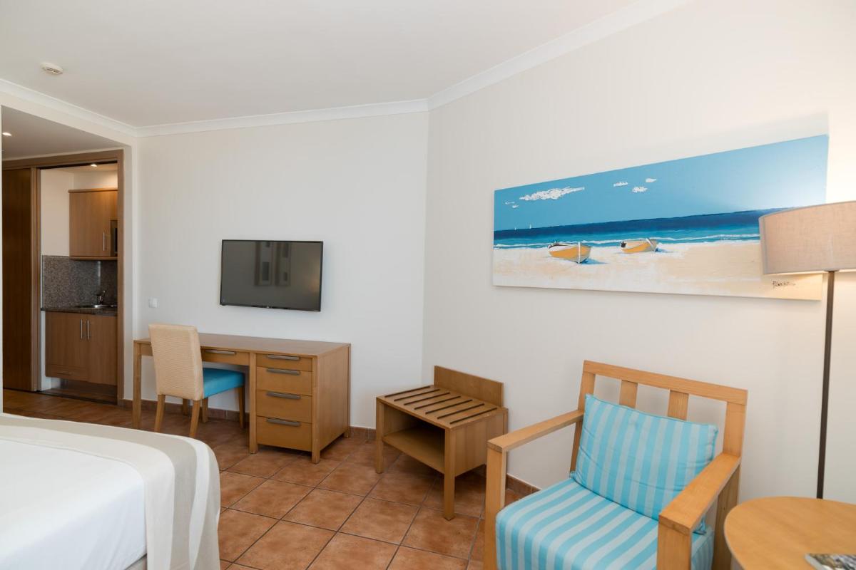 Uma televisão e/ou sistema de entretenimento em Pestana Viking Beach & SPA Resort