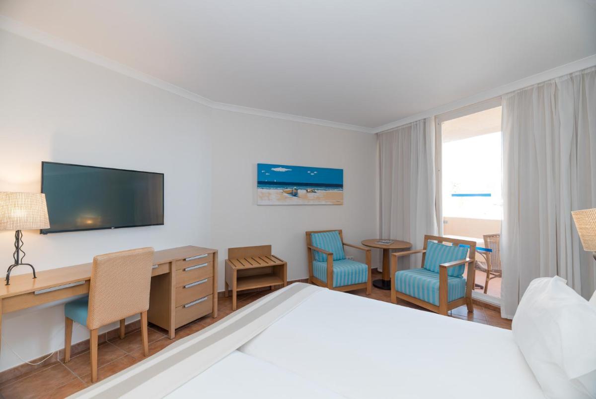 Uma televisão e/ou sistema de entretenimento em Pestana Viking Beach & SPA Resort