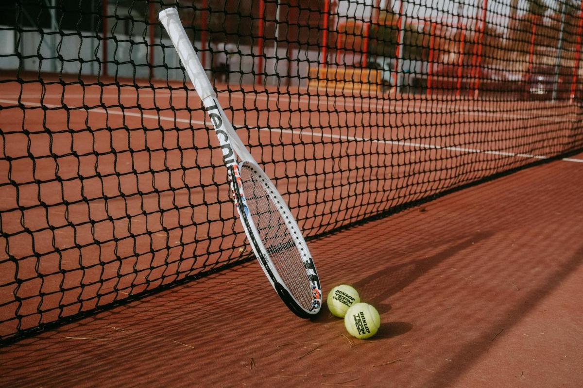 Instalaciones para jugar a tenis o squash en La Zambra Resort Mijas - Marbella - The Unbound Collection by Hyatt o alrededores