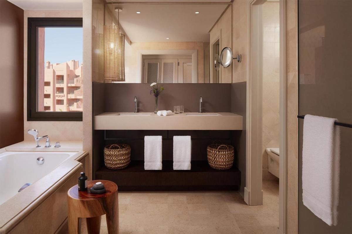 Un baño de Tivoli La Caleta Resort