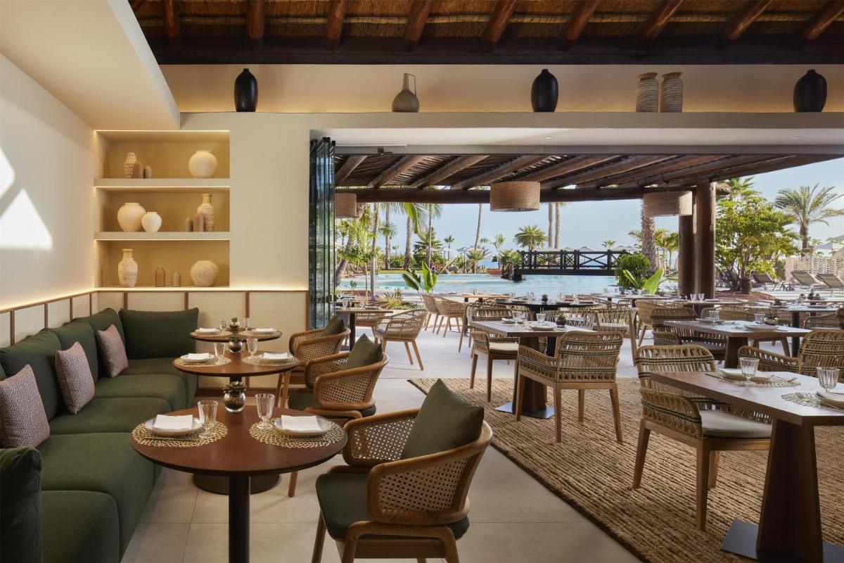 Un restaurante o sitio para comer en Tivoli La Caleta Resort