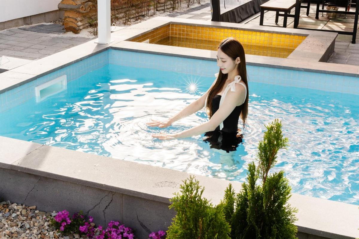 Gyeongju Jiseom Hanok Pool Villa Pension - Housity