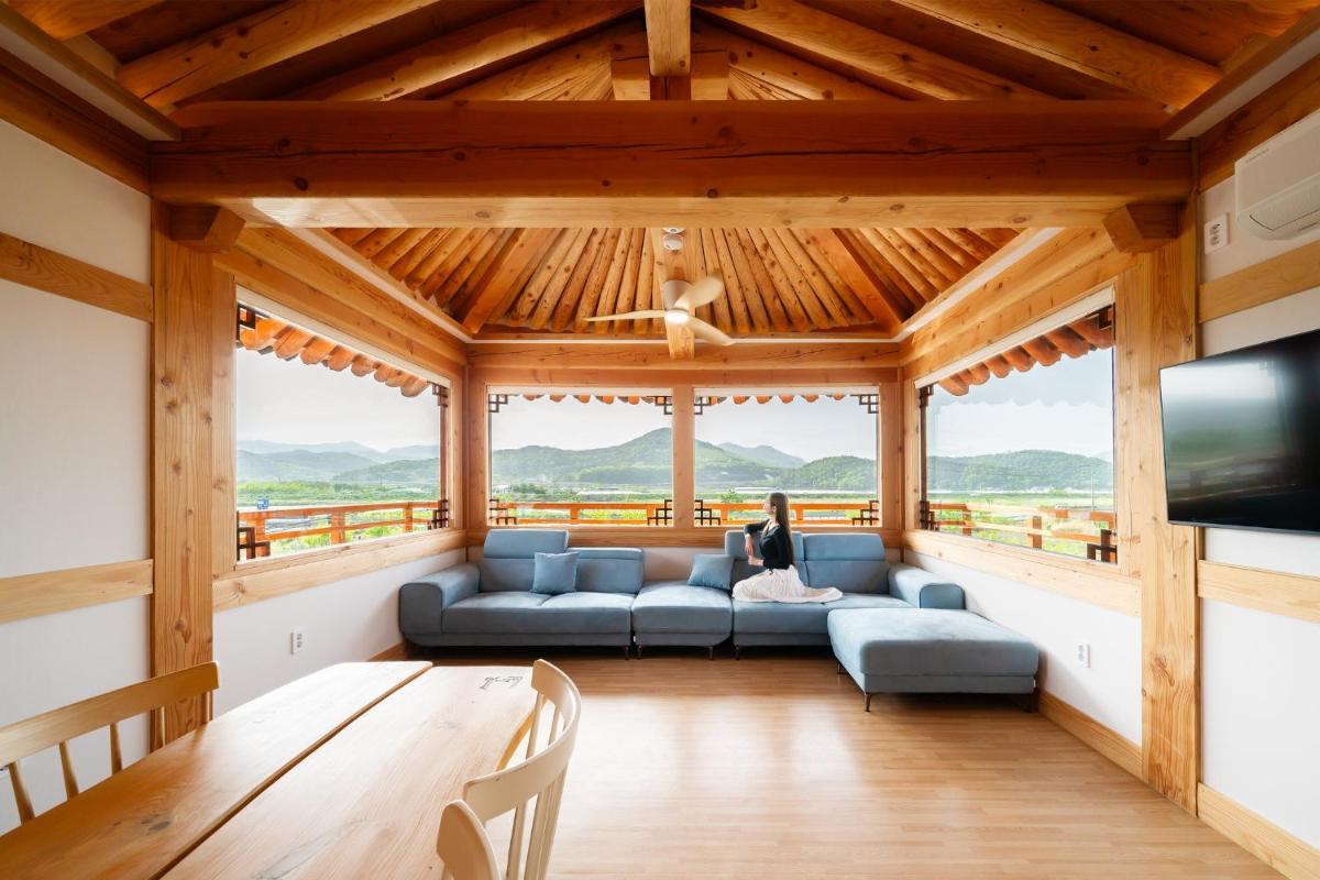 Gyeongju Jiseom Hanok Pool Villa Pension - Housity