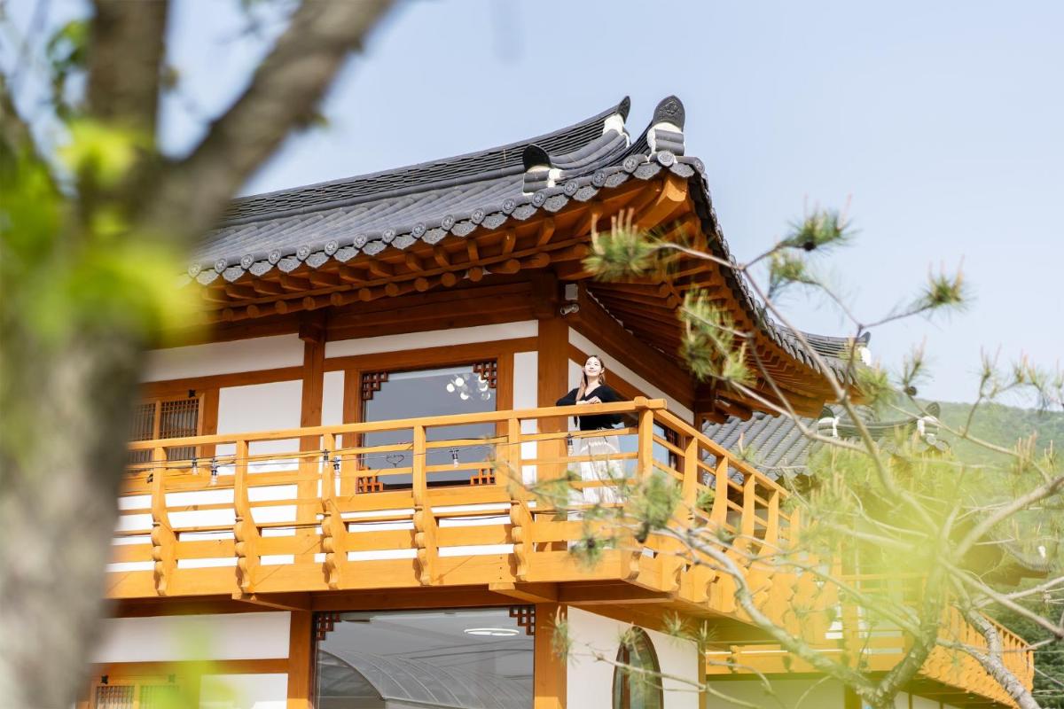 Gyeongju Jiseom Hanok Pool Villa Pension - Housity