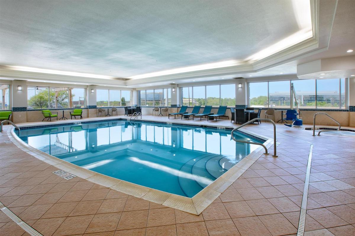 Hampton Inn & Suites Cleveland-Beachwood - Housity