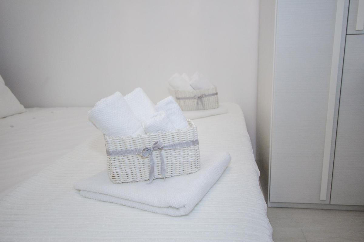 Luxury Studio Apartment White Sensation - Housity