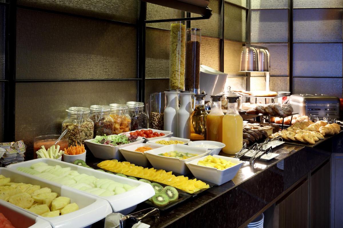 Comida en o cerca de este hotel