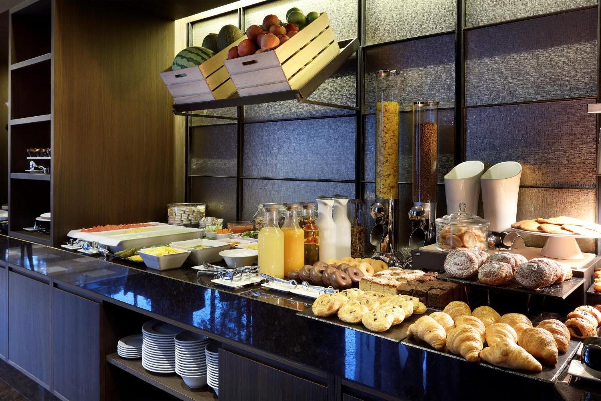 Comida en o cerca de este hotel