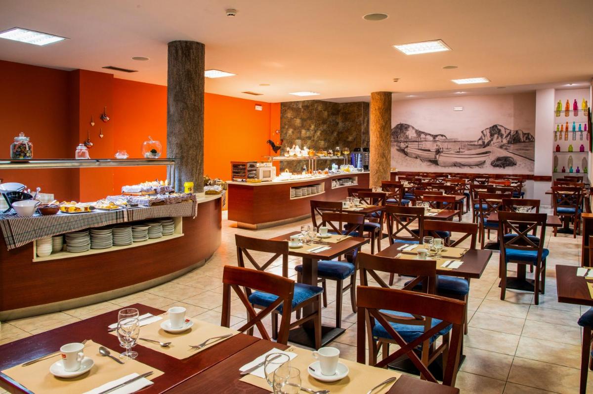 Un restaurante o sitio para comer en Petit Palau - Adults Only