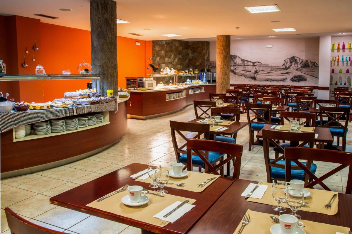 Un restaurante o sitio para comer en Petit Palau - Adults Only