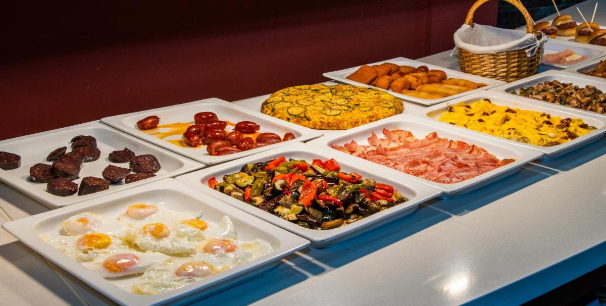 Comida en o cerca de este hotel