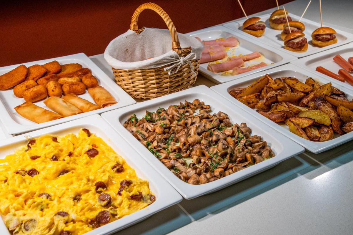 Comida en o cerca de este hotel
