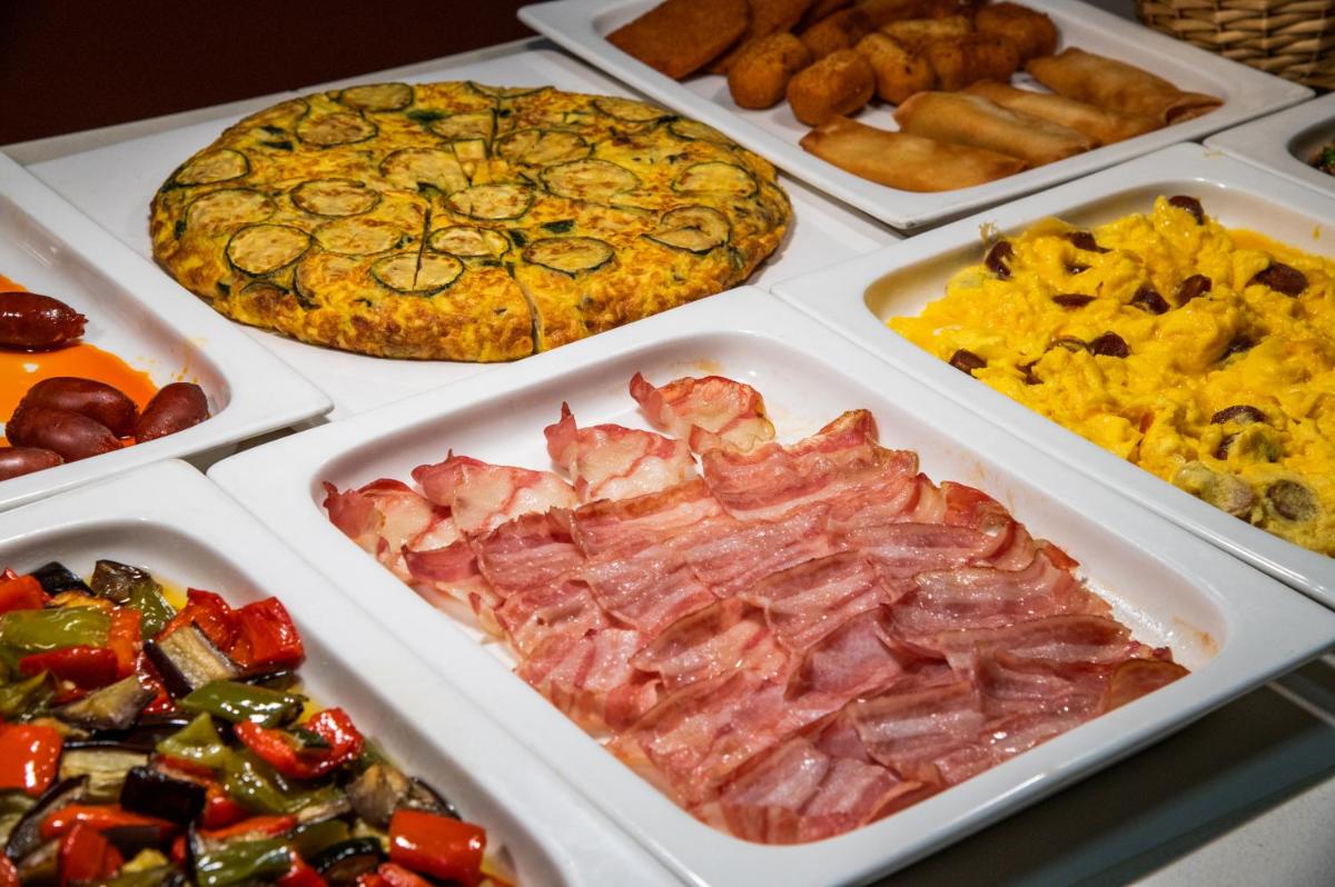 Comida en o cerca de este hotel