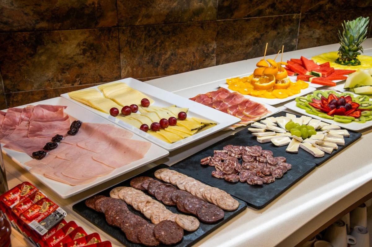 Comida en o cerca de este hotel