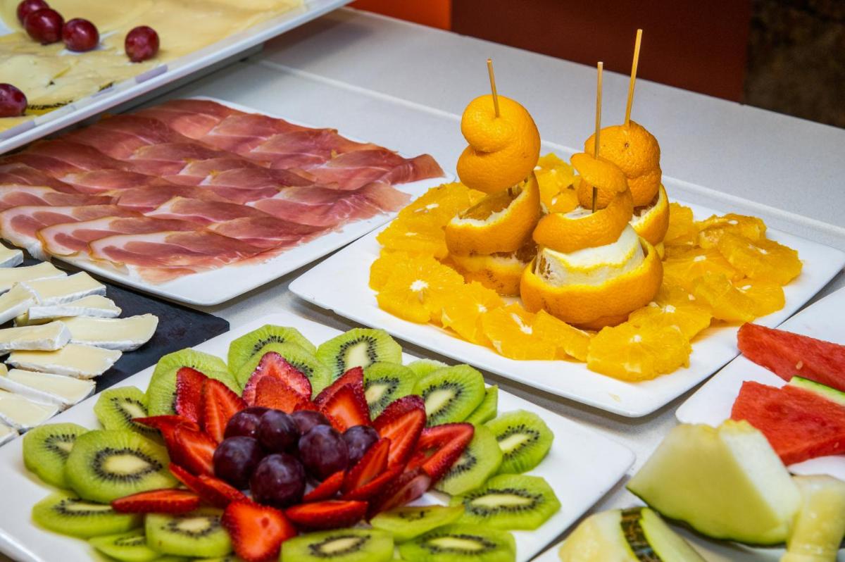 Comida en o cerca de este hotel