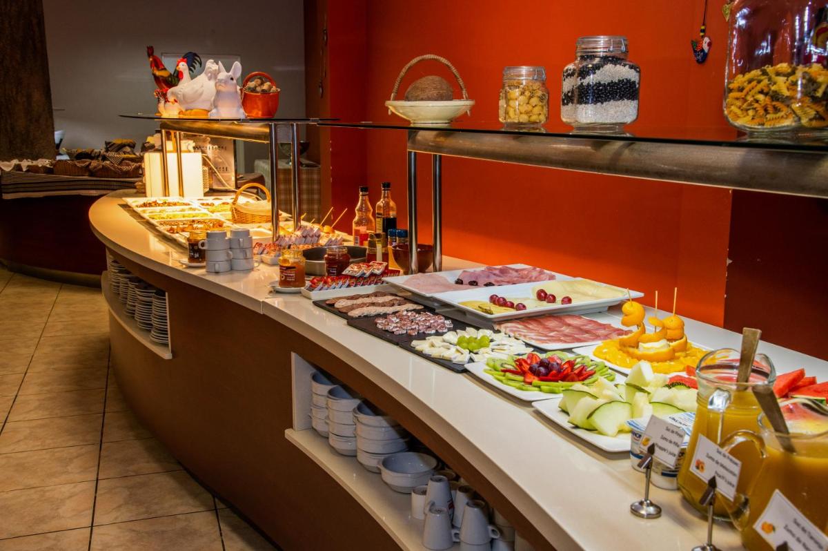 Comida en o cerca de este hotel