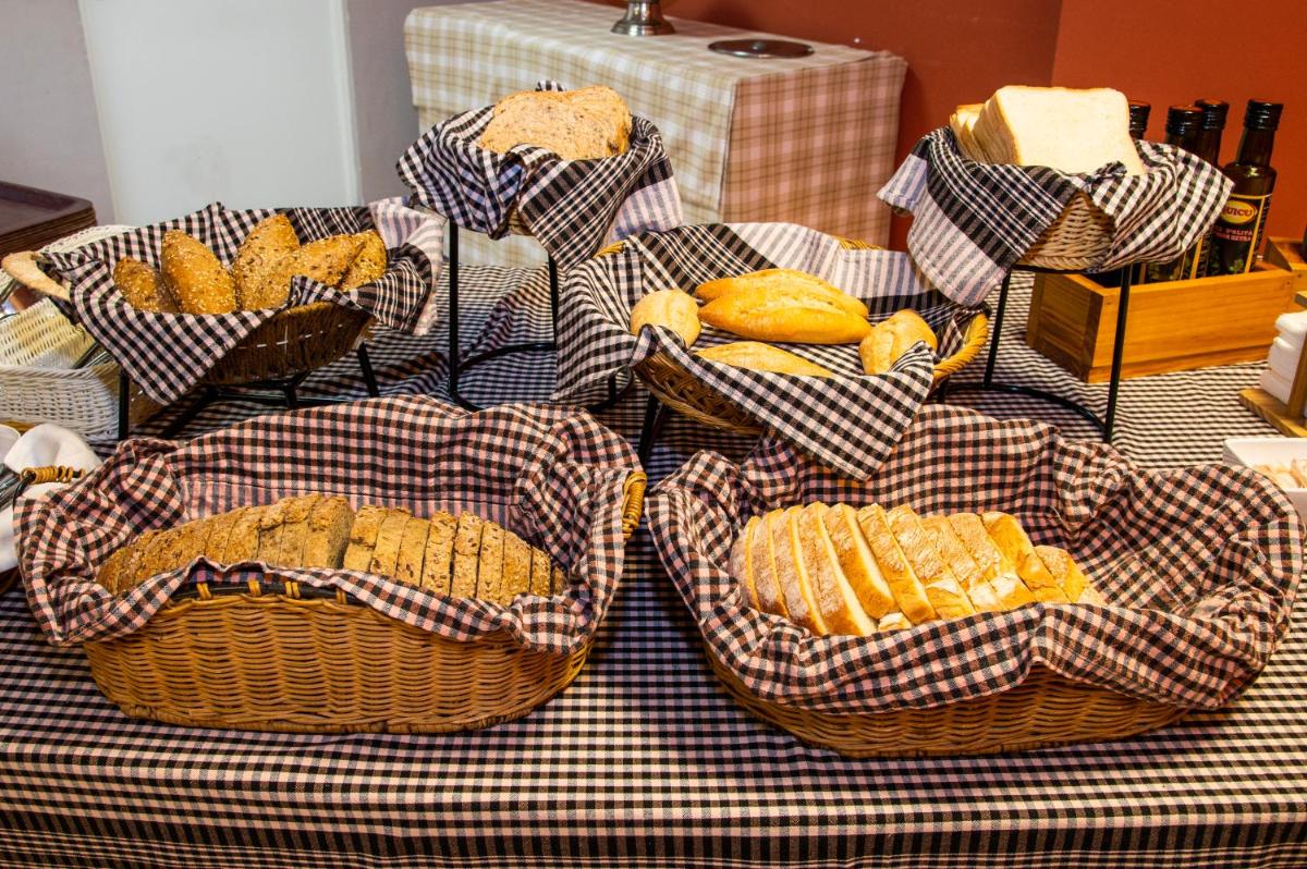 Comida en o cerca de este hotel