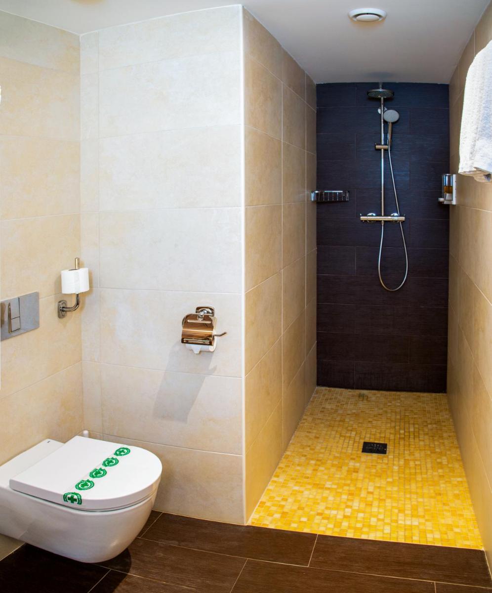 Un baño de Petit Palau - Adults Only
