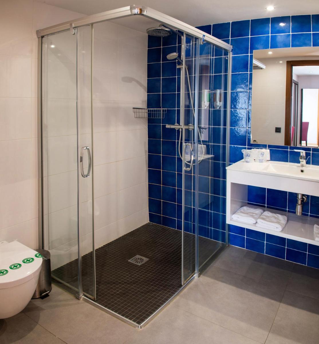 Un baño de Petit Palau - Adults Only