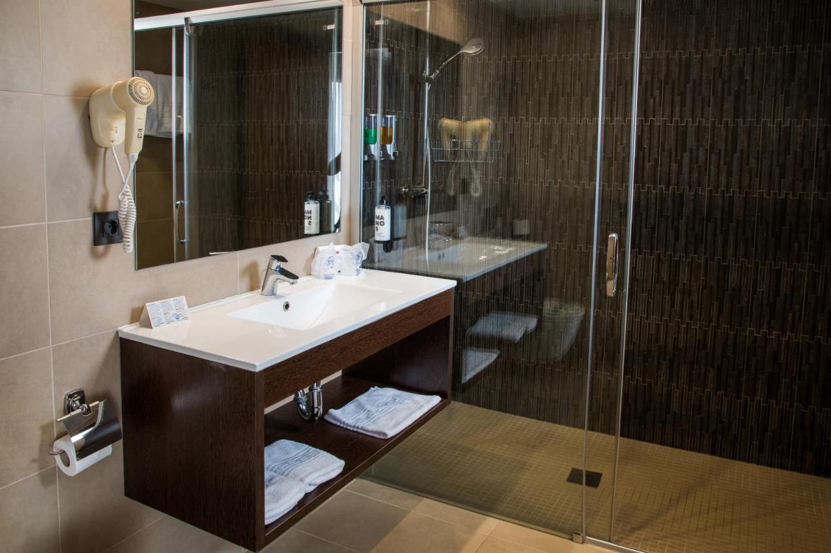 Un baño de Petit Palau - Adults Only