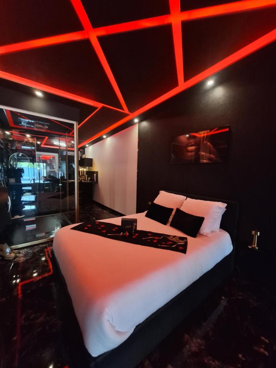 love room mes petits secrets miniac morvan avec jacuzzi privatif - Housity