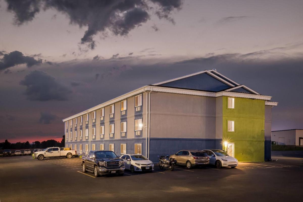 Super 8 by Wyndham Osseo WI - Housity