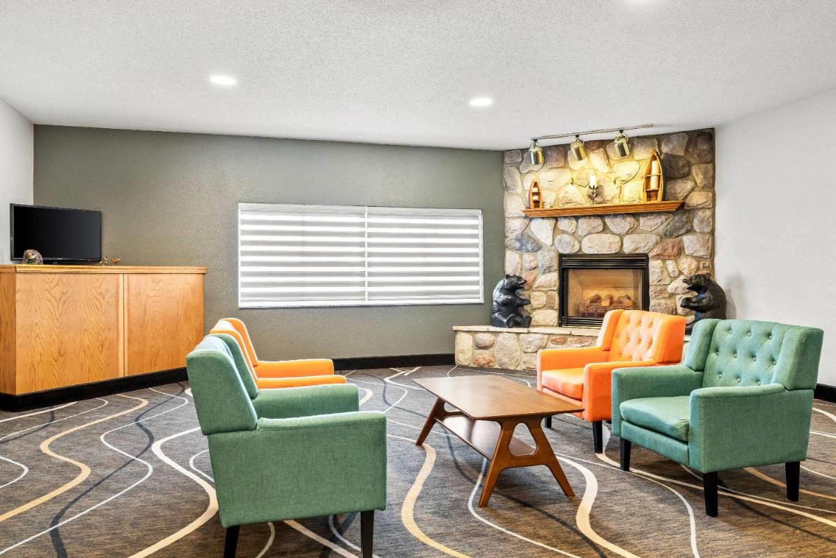 Super 8 by Wyndham Osseo WI - Housity