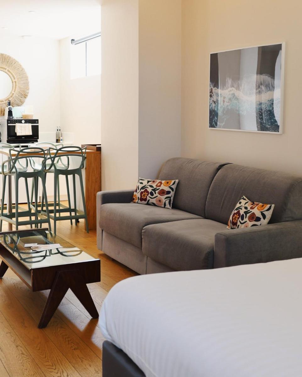 Coin salon dans l'établissement Résidence Les Suites du Port - by Le Saint Ferdinand